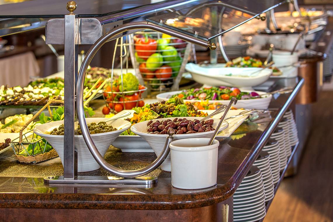 Buffet im Lordos Beach Hotel mit verschiedenen Salaten und Beilagen.