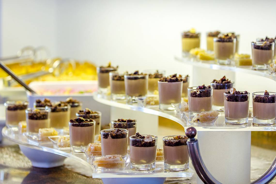 Süßigkeiten-Buffet im Lordos Beach Hotel mit verschiedenen Desserts in Gläsern.