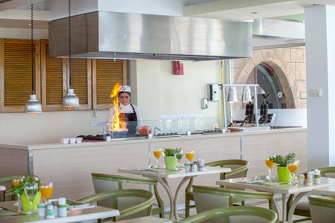 Kochin im Lordos Beach Hotel Restaurant brät mit Feuer