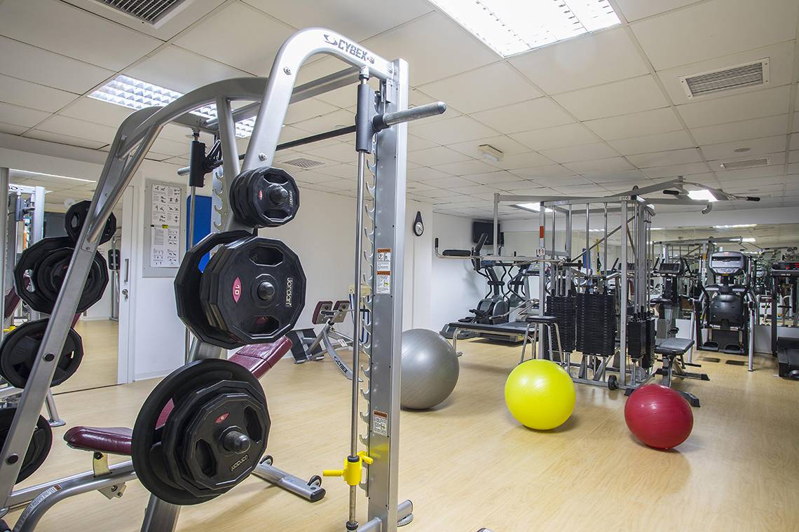 Fitnessraum im Lordos Beach Hotel mit Gewichtsgeräten und Fitnessbällen.