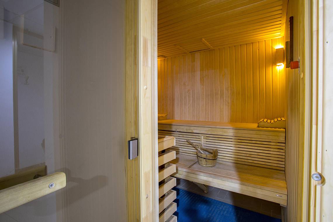 Innenansicht der Sauna im Lordos Beach Hotel mit Holzwänden und Bänken.
