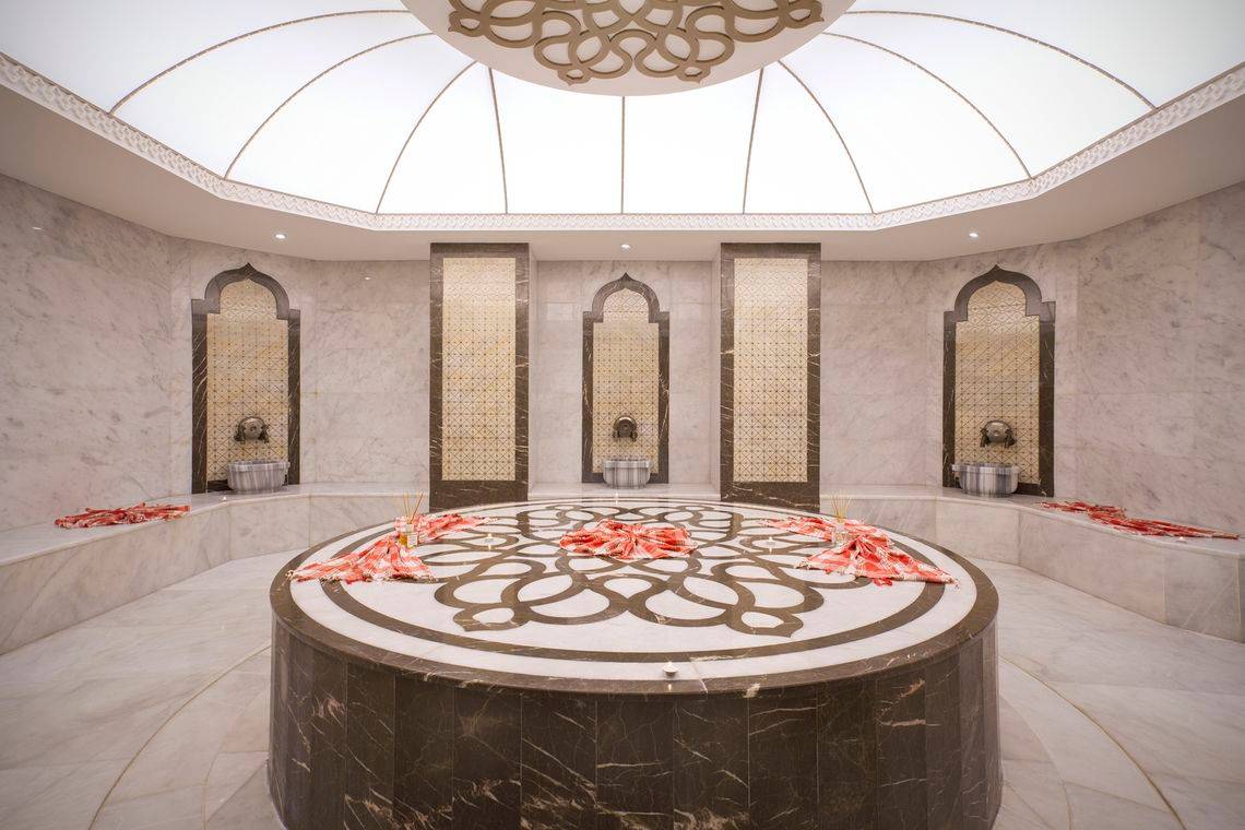 Innenansicht des Hammams im Side Orange Palace Hotel mit Marmorwänden und zentralem Tisch