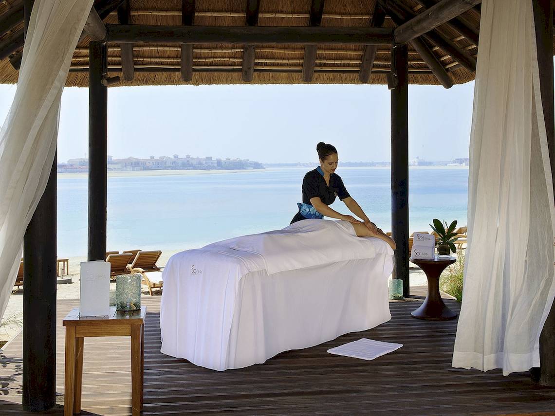 Massage im Sofitel Dubai The Palm mit Blick auf das Meer