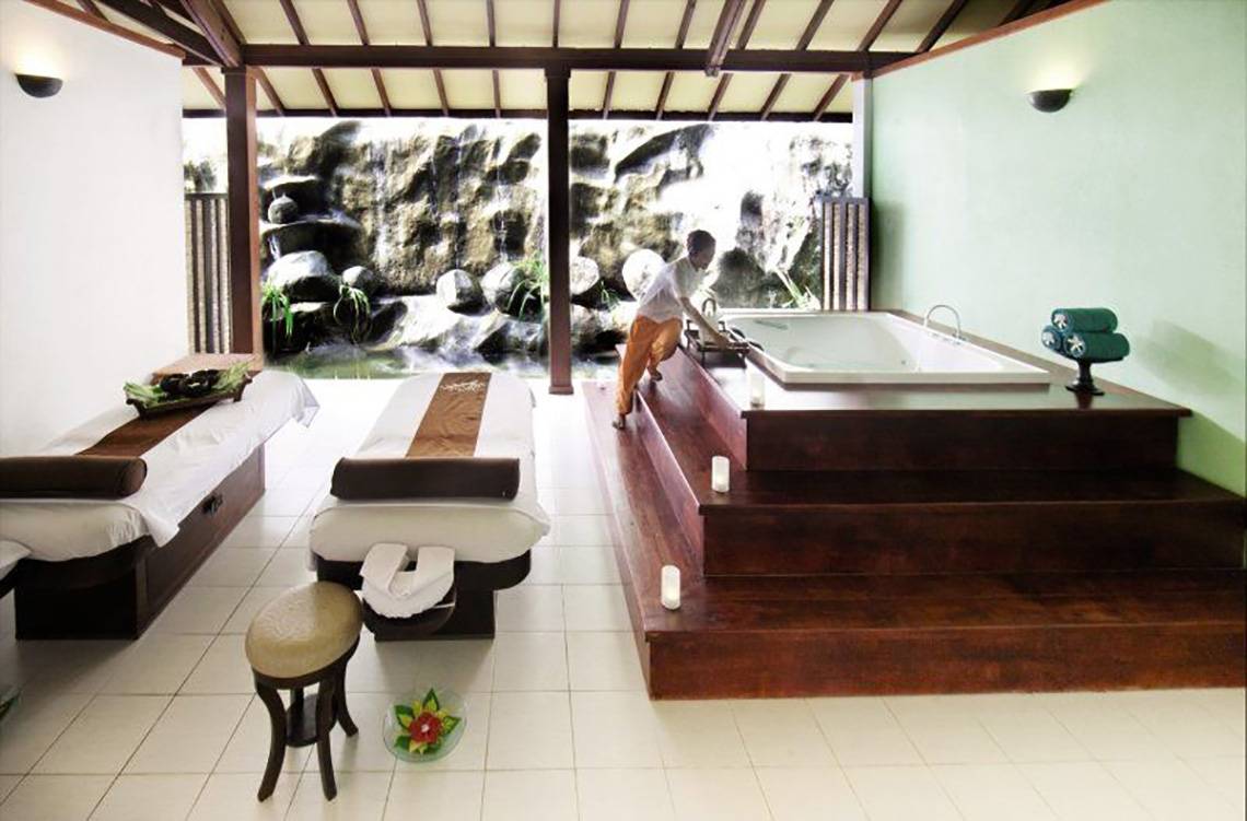 Wellnessbereich im Adaaran Select Meedhupparu Hotel mit Badewannen und Wasserfall