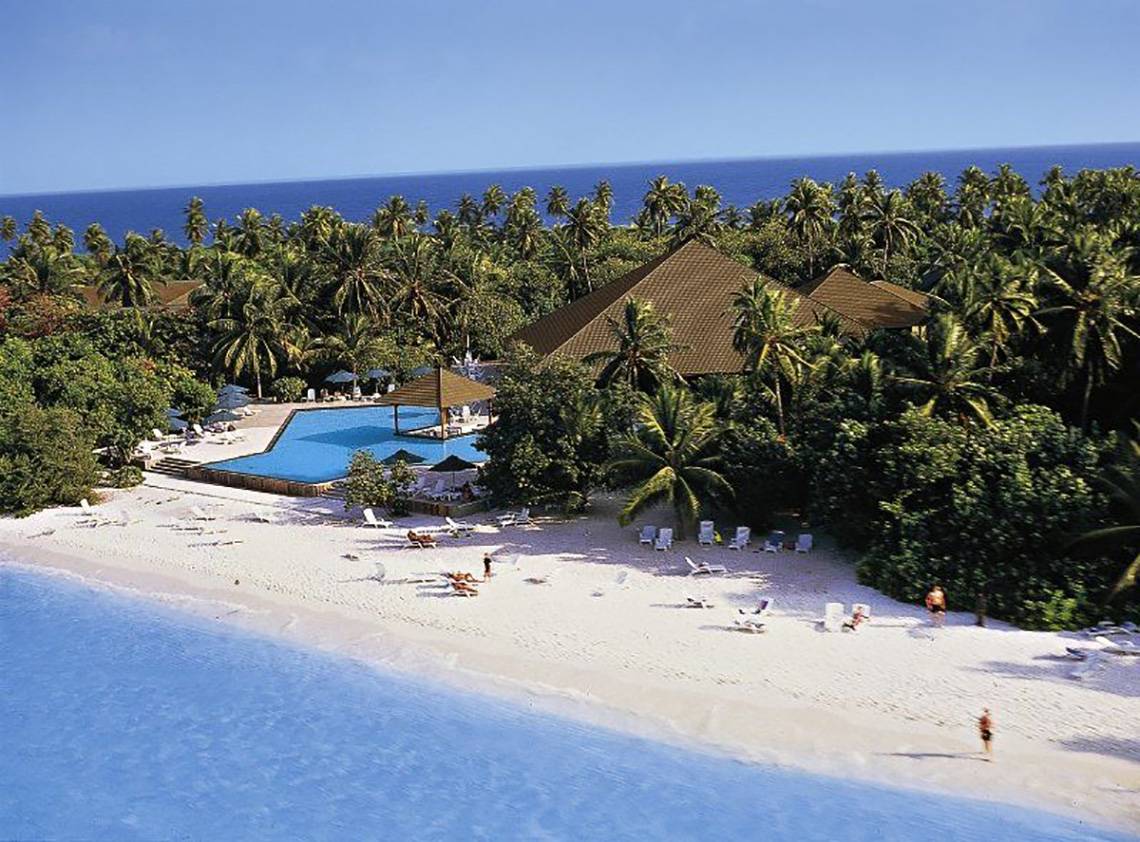 Luftaufnahme des Adaaran Select Meedhupparu Hotels mit Pool und Strand