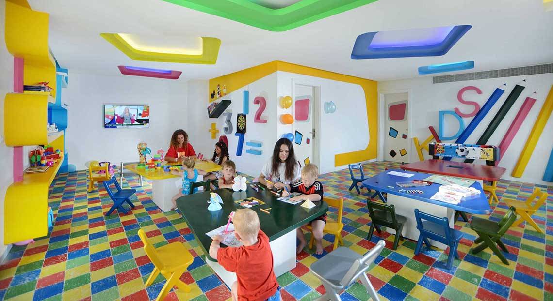 Kinderbetreuungsbereich im Pickalbatros White Beach Resort mit bunten Farben und farbigen Blöcken auf dem Boden.