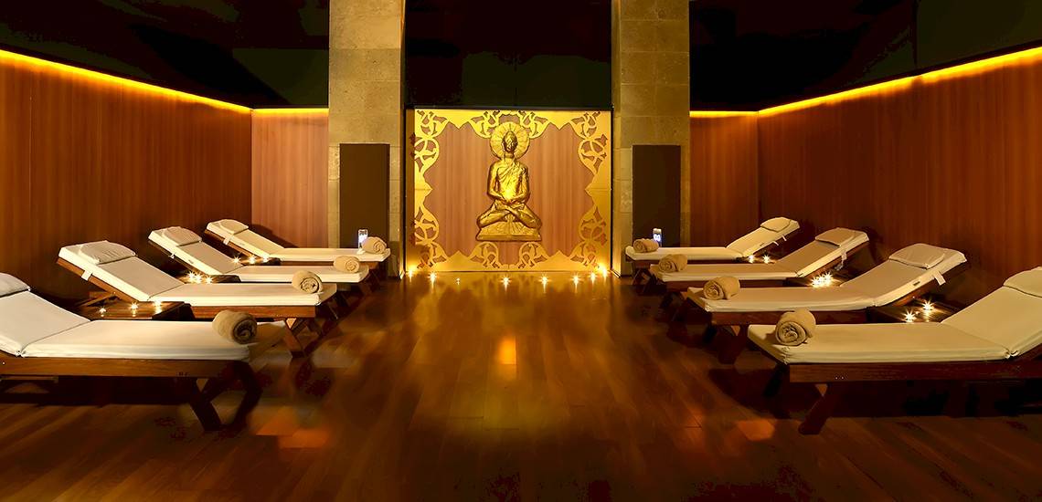 Buddha Meditationsraum im Miracle Resort Hotel mit illuminierten Liegen und Buddha-Statue