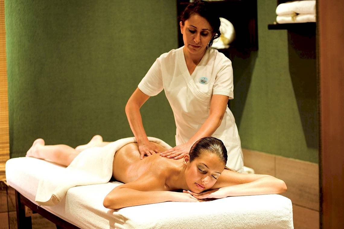 Frau, die eine Massage im Miracle Resort genießt