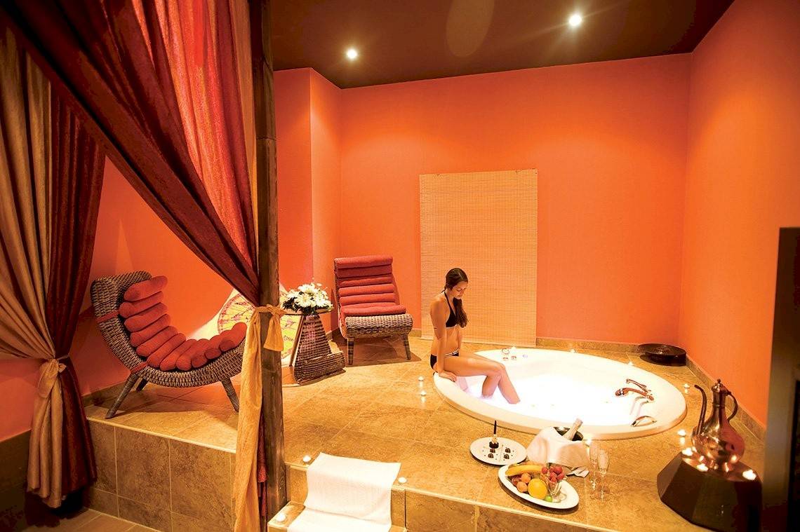 Wunderschöner Wellnessbereich im Miracle Resort mit einer Frau im Whirlpool.