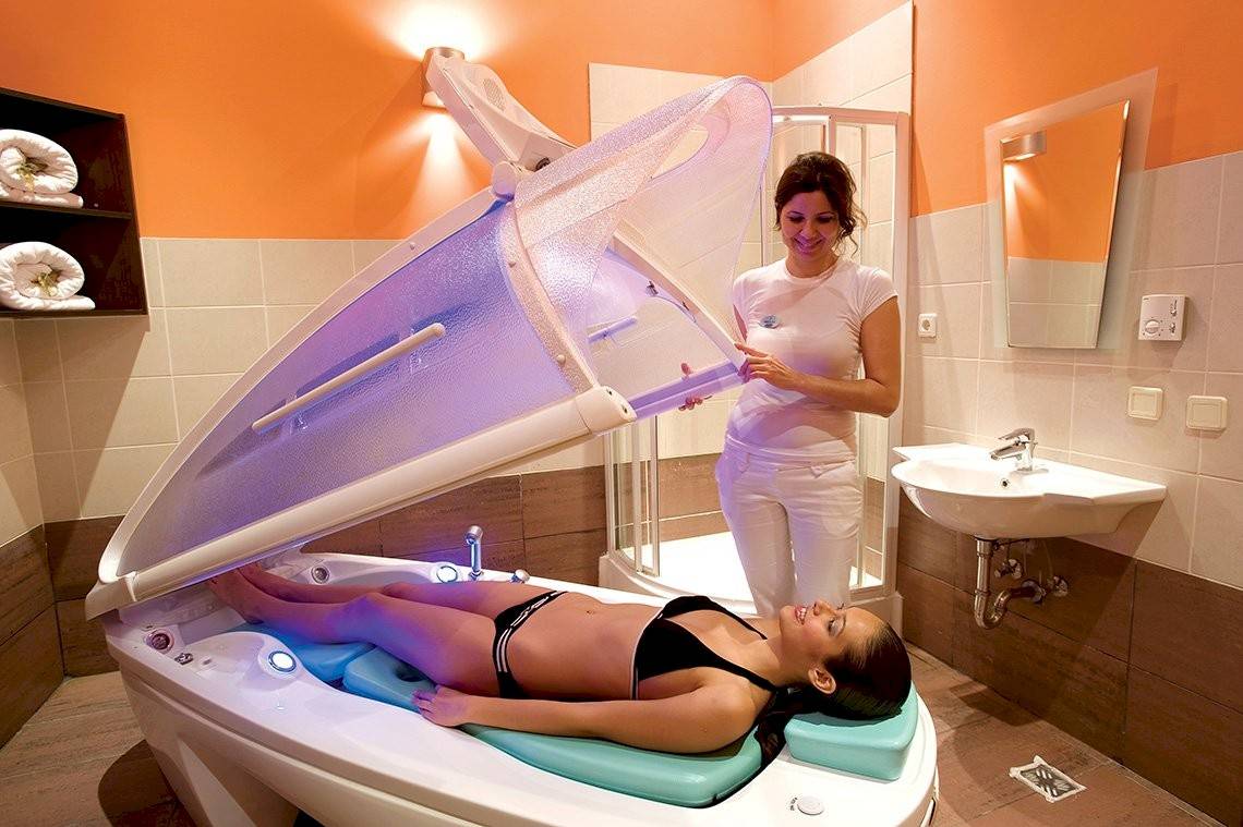 Frau genießt eine Behandlung im Spa-Bad im Miracle Resort