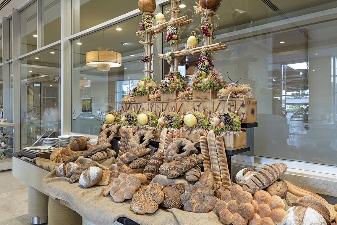Brotbuffet im Miracle Resort mit vielen verschiedenen Brotsorten und Früchten.