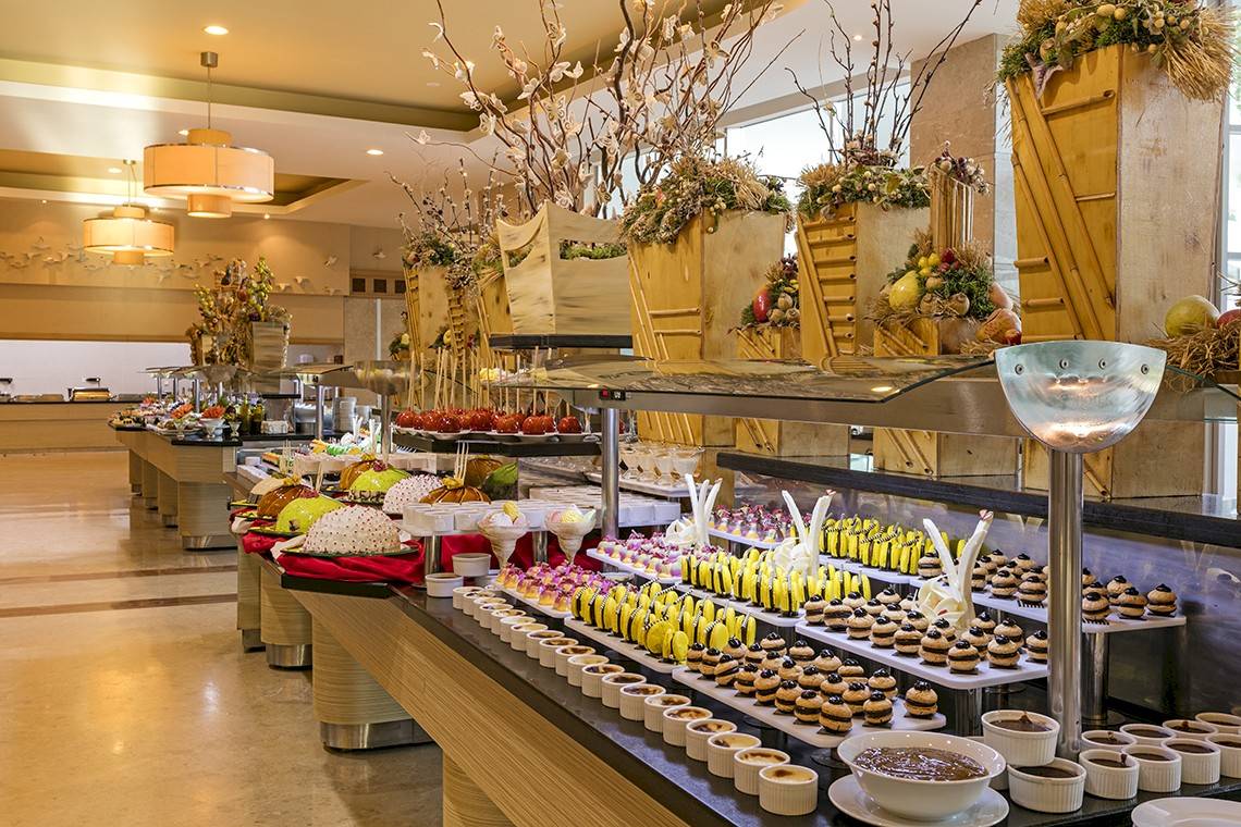 Buffet im Miracle Resort mit verschiedenen Desserts und Früchten.