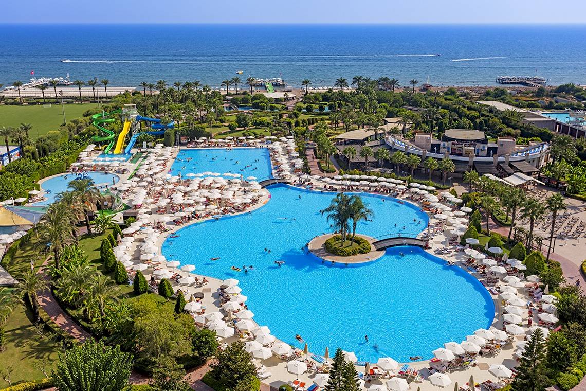 Luftaufnahme des Miracle Resort mit großen Pools und vielen Gästen