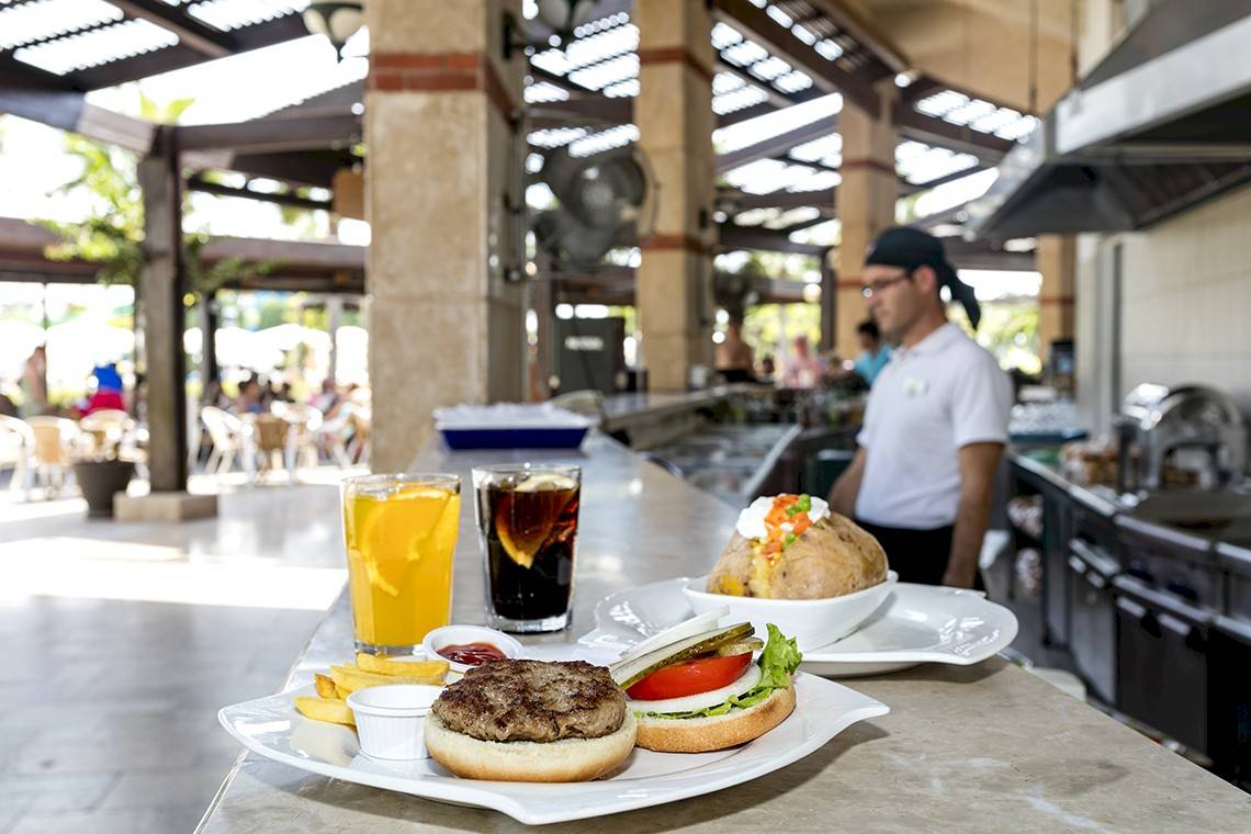 Buffet-Tisch im Miracle Resort mit verschiedenen Speisen und Getränken.