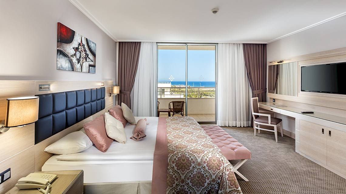 Doppelzimmer im Miracle Resort mit Meerblick, großem Bett, Balkon und modernen Möbeln.