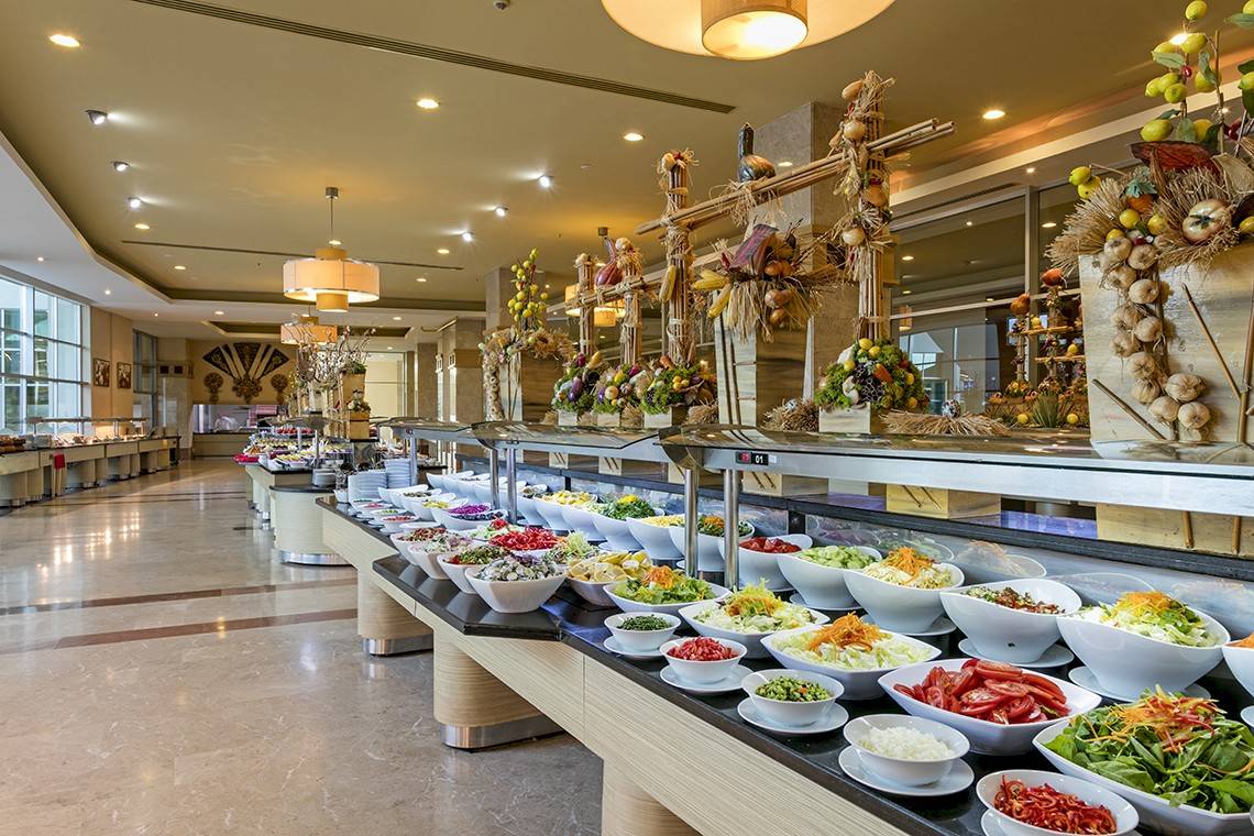 Buffet-Tisch im Miracle Resort mit verschiedenen Salaten und Gemüsen.