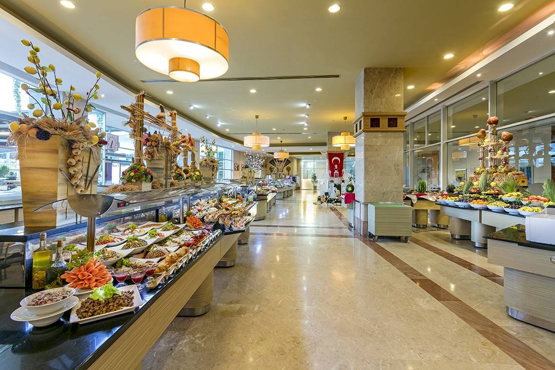 Buffethalle im Miracle Resort mit verschiedenen Speisen und Dekorationen.