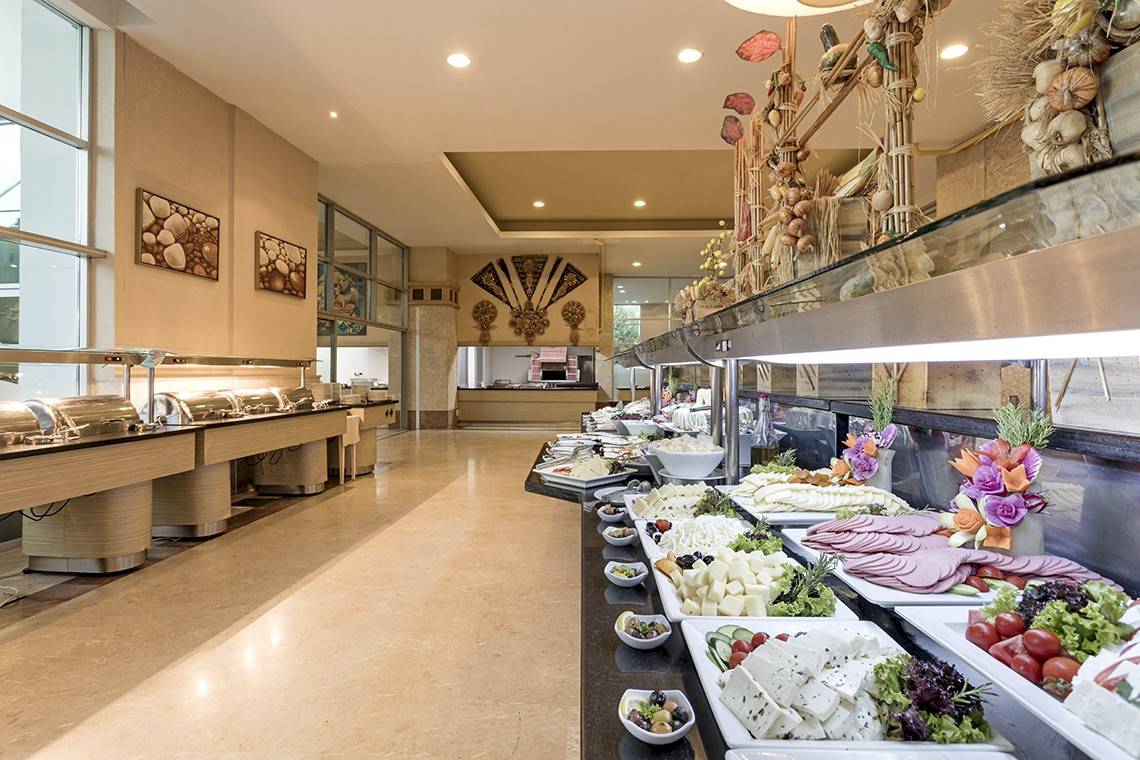 Buffet im Speisesaal des Miracle Resort mit einer Auswahl an Käse, Fleisch und Gemüse.