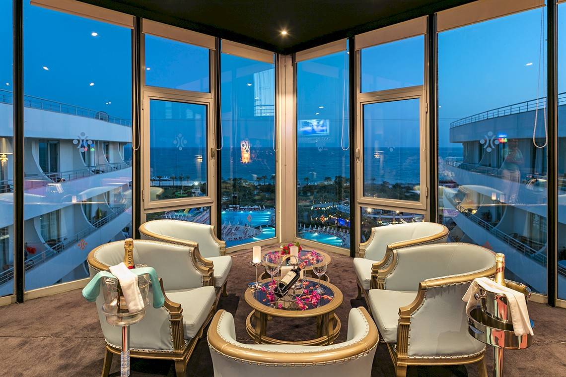 Wunderschönes Zimmer im Miracle Resort mit Blick auf das Meer und einen Swimmingpool.