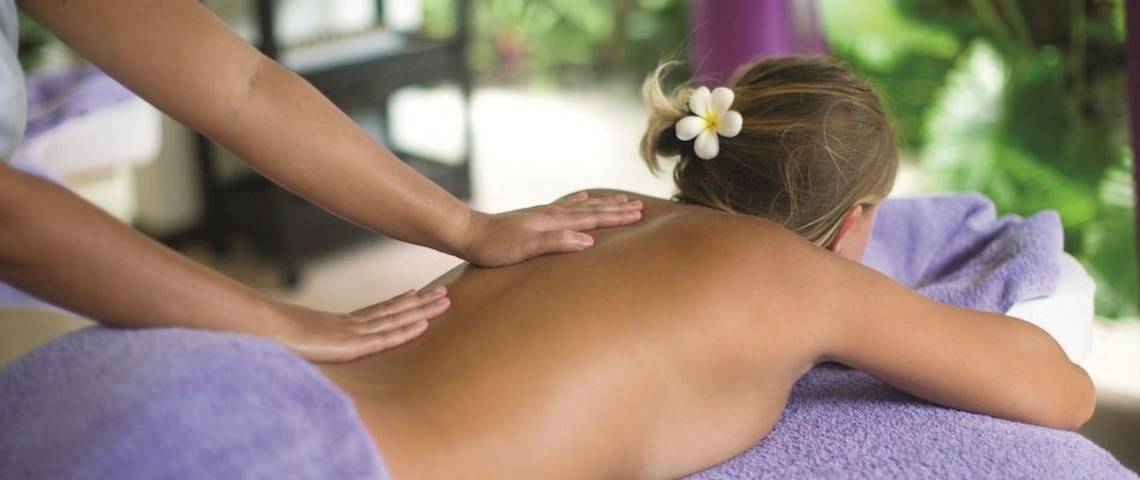 Eine Frau bekommt eine Rückenmassage im OBLU NATURE Helengeli Hotel.