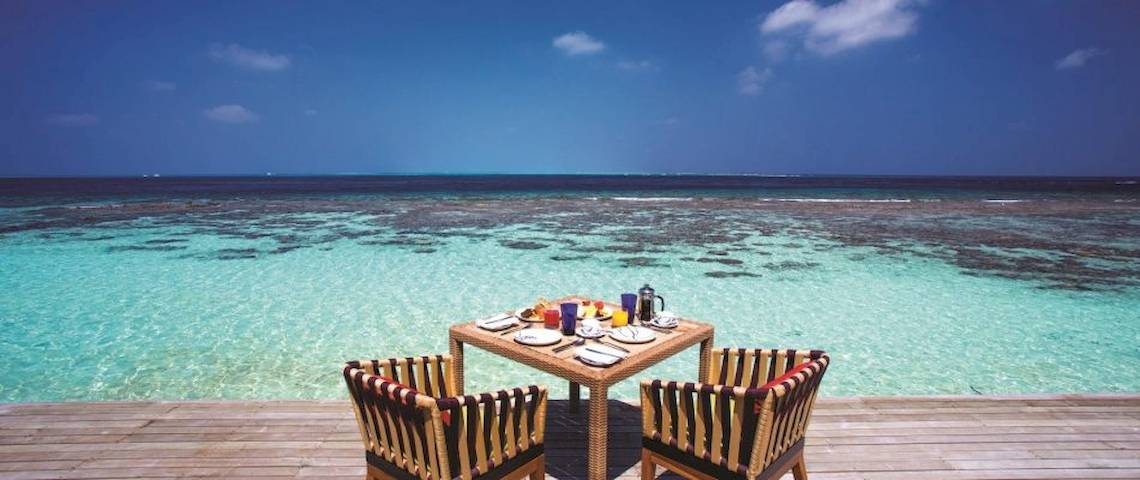 Meerblick-Tisch auf der Terrasse des OBLU NATURE Helengeli Hotels mit Frühstücksplatten und Getränken.