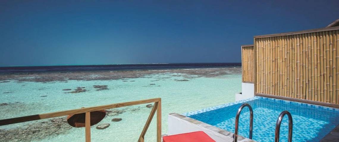 Pool im OBLU NATURE Helengeli Hotel mit Blick auf das Meer und einen blauen Himmel