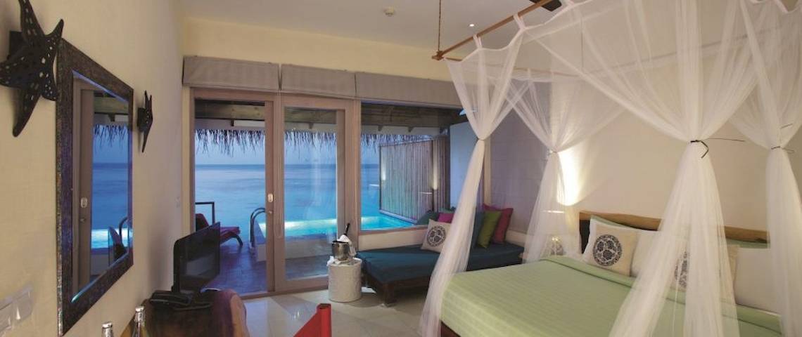Schlafzimmer mit Meerblick im OBLU NATURE Helengeli, inklusive Bett, Pool und Terrasse.