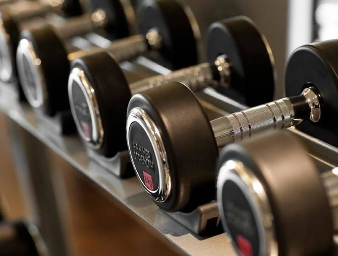 Reihe von schwarzen und silbernen Hanteln im Fitnessstudio des Casa Mare Resorts