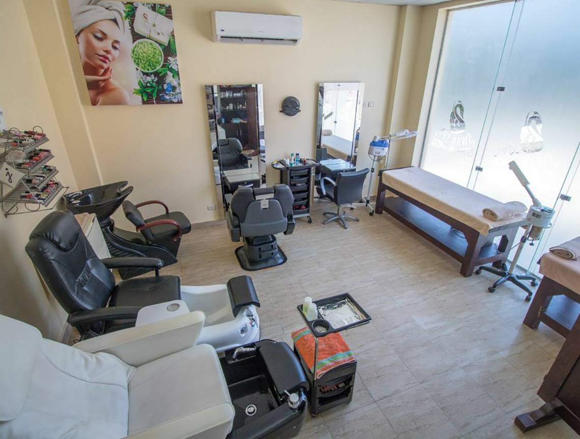 Friseursalon im Casa Mare Resort mit Spiegeln, Stühlen und Pflegegeräten.