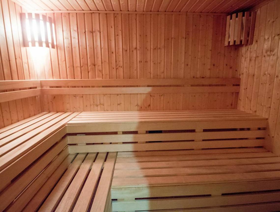 Innenbereich der Sauna im Casa Mare Resort mit Holzbänken und Beleuchtung