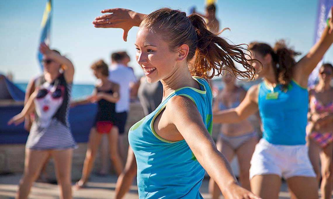 Gruppe junger Leute tanzt am Strand im Club Dubrovnik Sunny Hotel by Valamar