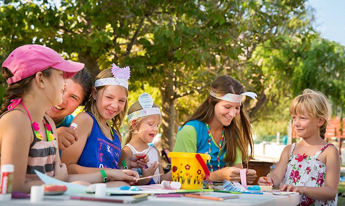 Gruppe von Kindern, die im Freien basteln, im Club Dubrovnik Sunny Hotel by Valamar
