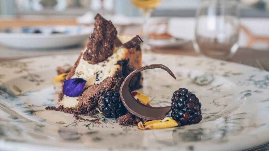 Dessert auf einem Teller im Coral Level at Iberostar Selection Cancun mit Schokoladen- und Beerendekoration.