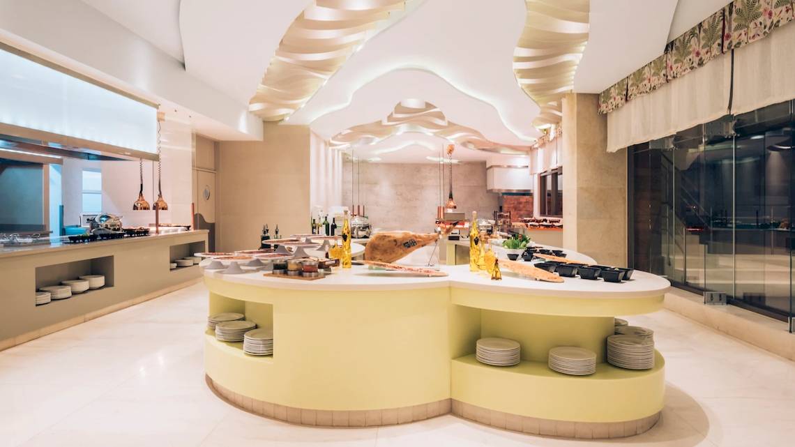 Buffetbereich im Coral Level at Iberostar Selection Cancun mit verschiedenen Speisen und Gerichten.