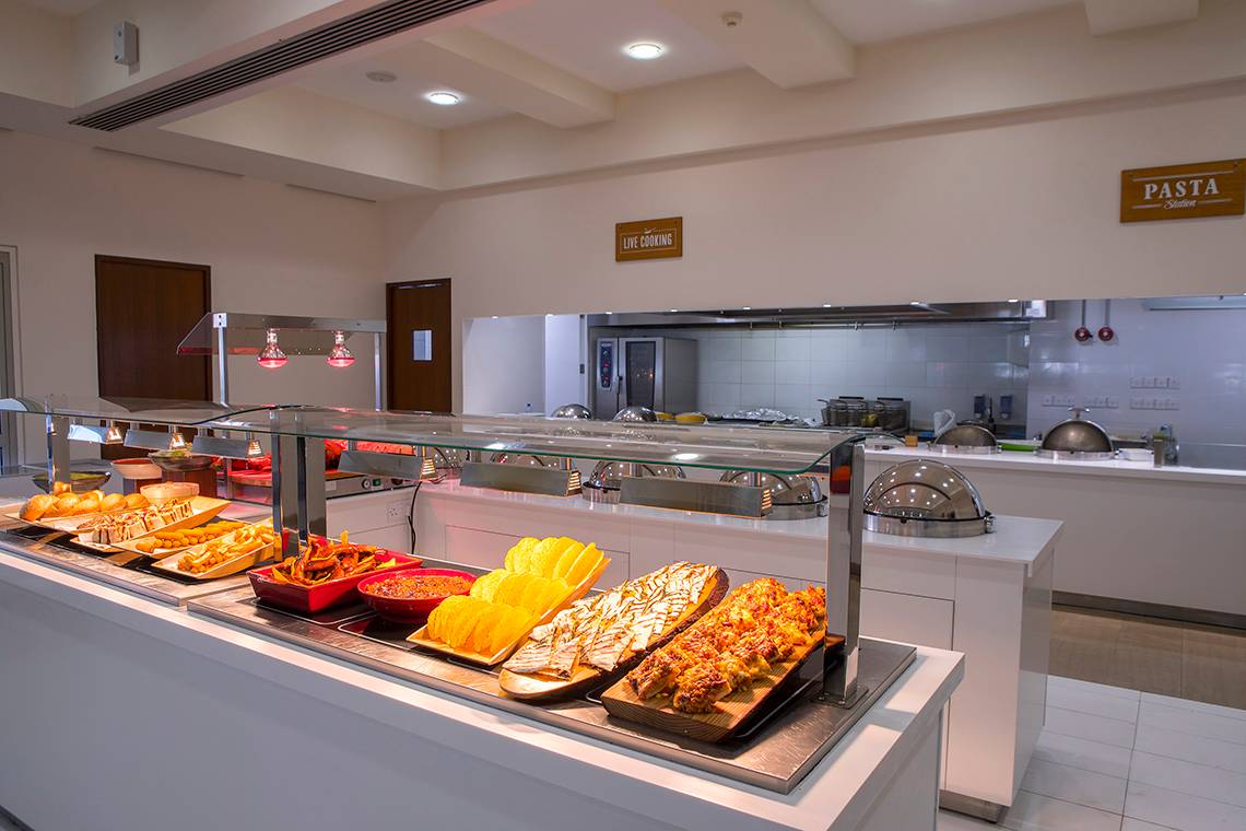 Buffet-Tisch im Louis Althea Beach Hotel mit verschiedenen Gerichten und Live-Kochstation