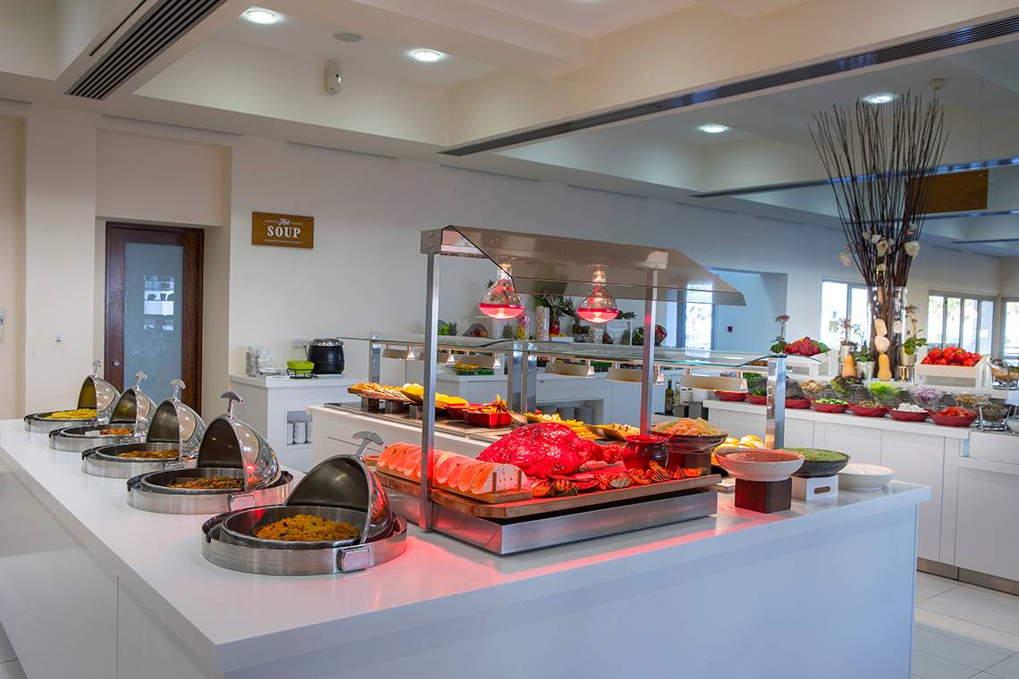 Buffetbereich im Louis Althea Beach Hotel mit verschiedenen Speisen und Gerichten.
