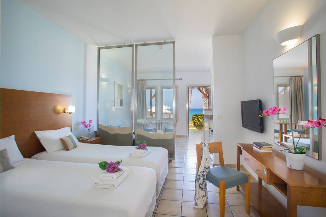 Doppelzimmer im Louis Althea Beach Hotel mit zwei Betten und Meerblick.