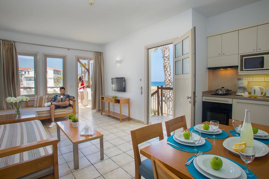 Wohnbereich des Louis Althea Beach Hotels mit Blick auf den Balkon und das Meer.