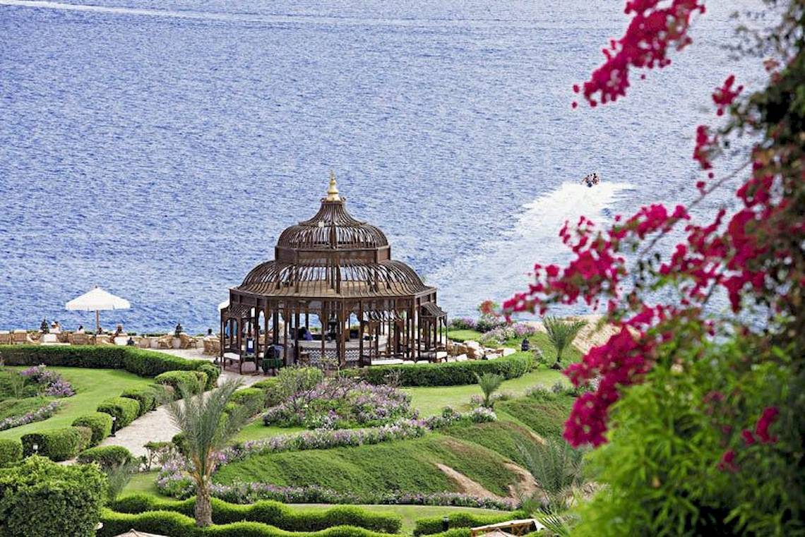 Luftaufnahme des Mövenpick Resorts Sharm el Sheikh mit Pavillon im Garten