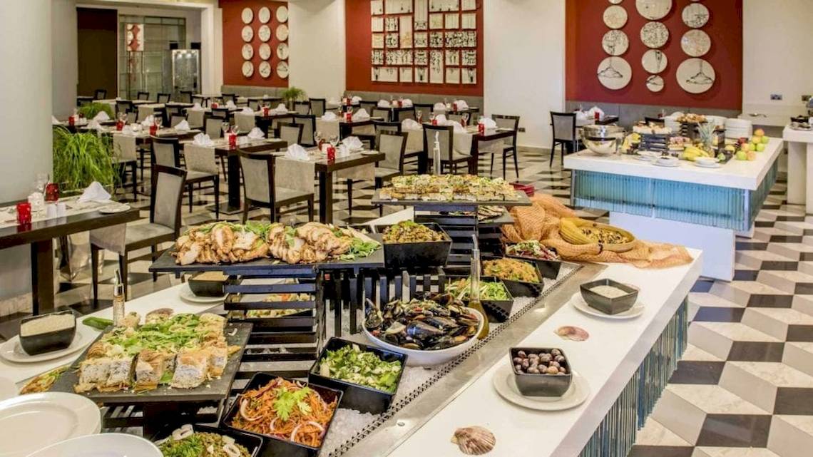 Buffet im AX The Palace Hotel mit verschiedenen Speisen auf einer langen Theke.