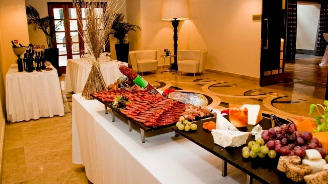 Buffettisch im AX The Palace mit verschiedenen Gerichten wie Schinken, Käse und Obst.
