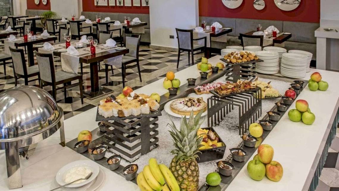 Buffet im Hotel AX The Palace mit verschiedenen Desserts, Früchten und Speisen.