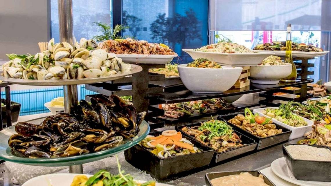 Buffettisch im AX The Palace Hotel mit verschiedenen Gerichten wie Muscheln, Meeresfrüchten und Salaten.
