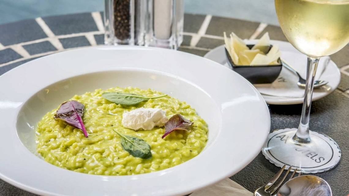 Grünes Risotto im weißen Weinglas im AX The Palace Hotel
