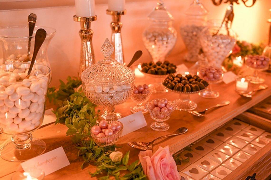Candy Buffet im Hotel Ollastu Resort mit verschiedenen Süßigkeiten in Gläsern.