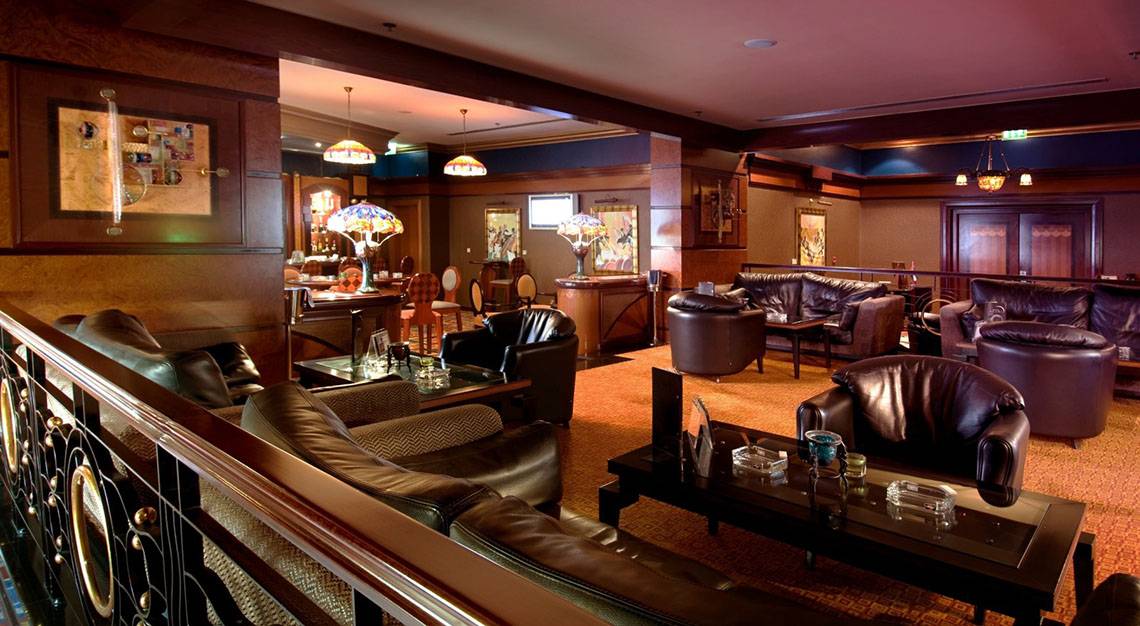Wohnzimmer des Al Raha Beach Hotel mit Ledersofas und Tischen.