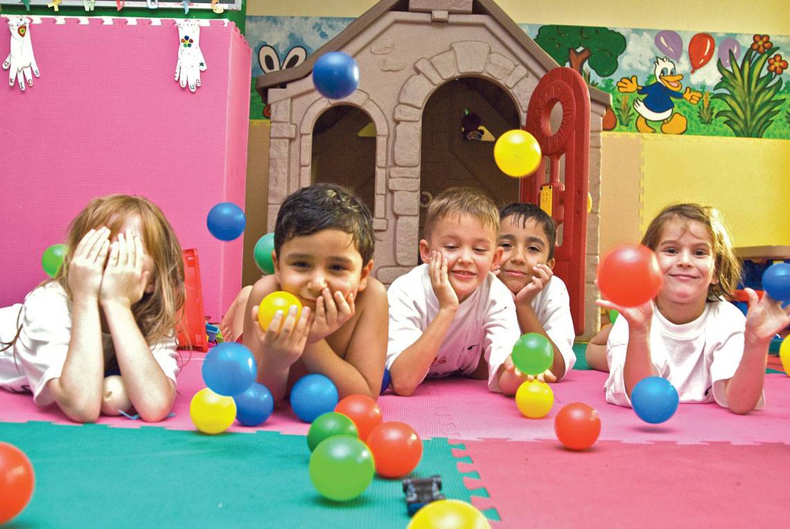 Kinder mit Ballons im Spielzimmer des Al Raha Beach Hotel