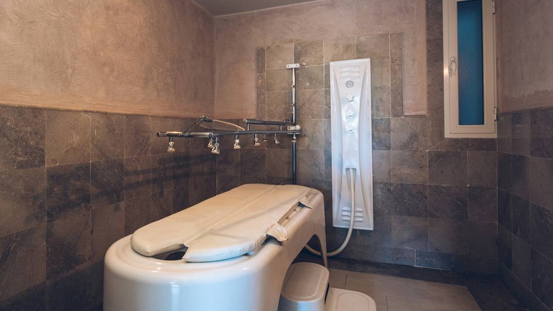 Badezimmer im Iberostar Mehari Djerba Hotel mit einer weißen Badewanne und grauen Fliesen.