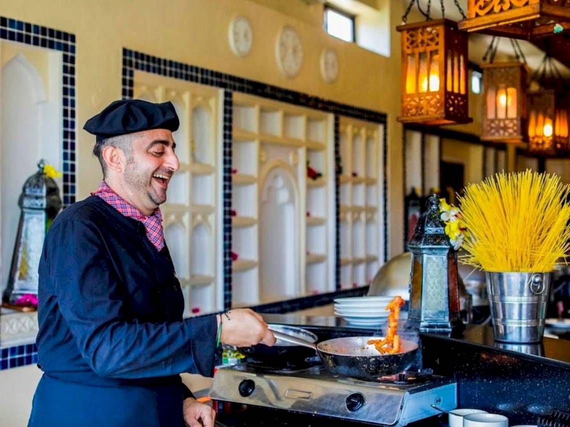 Koch im Royal Zanzibar Beach Resort in der Küche beim Kochen