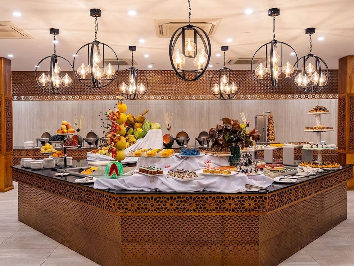 Buffettisch im Royal Zanzibar Beach Resort mit verschiedenen Desserts und Früchten.